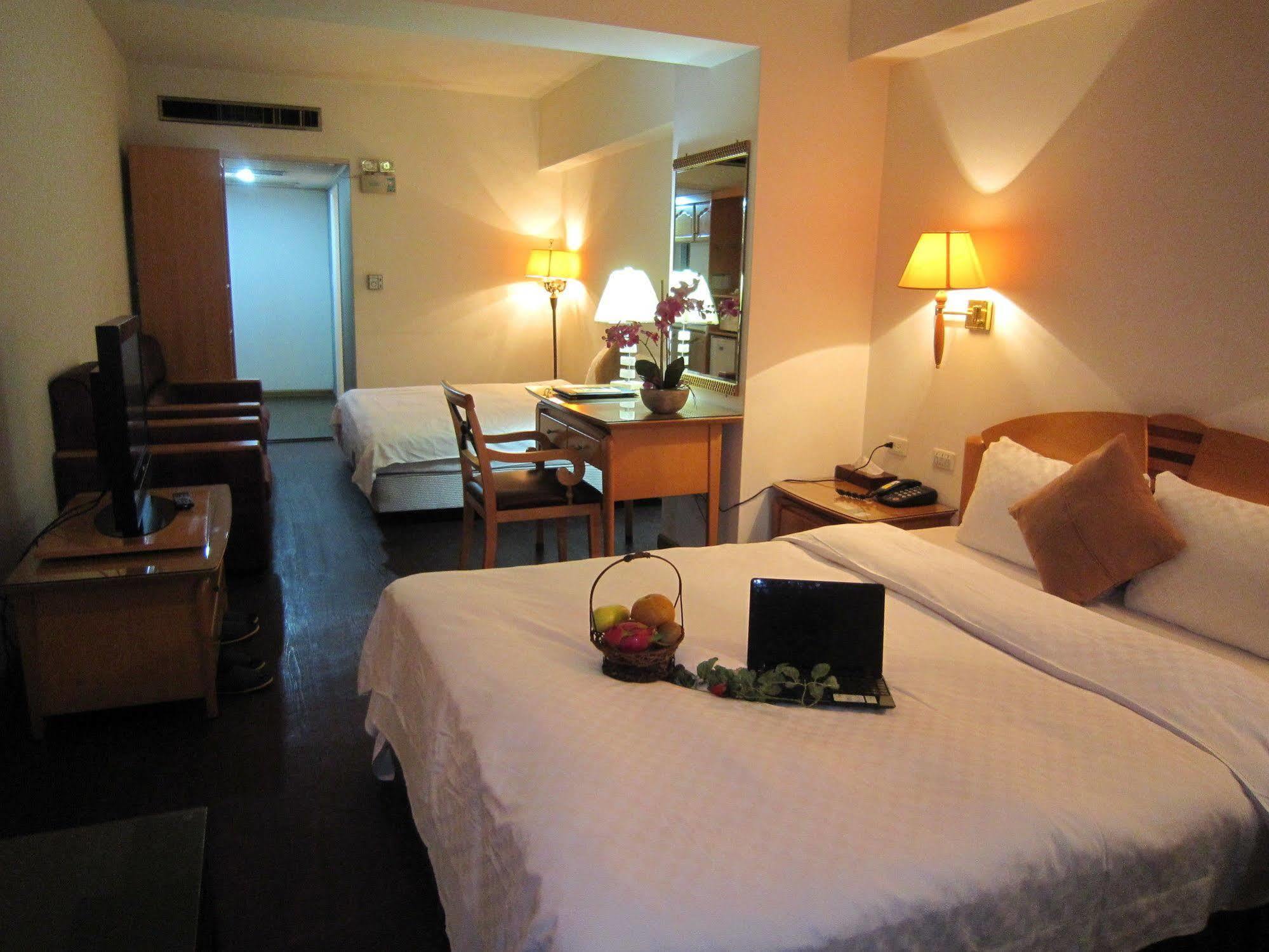 Berkeley Business Hotel Zhongzheng Hsinchu City Exterior photo