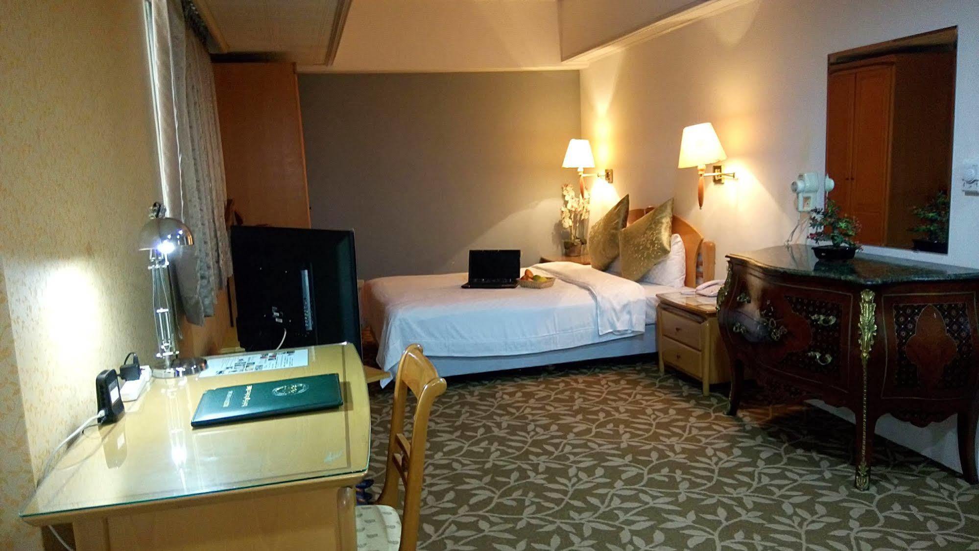 Berkeley Business Hotel Zhongzheng Hsinchu City Exterior photo