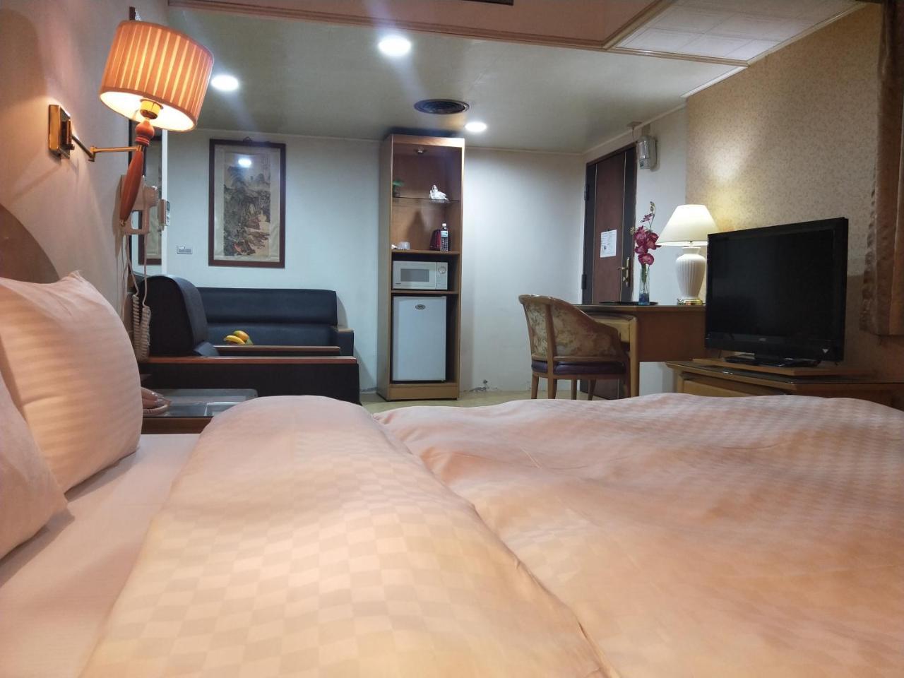 Berkeley Business Hotel Zhongzheng Hsinchu City Exterior photo